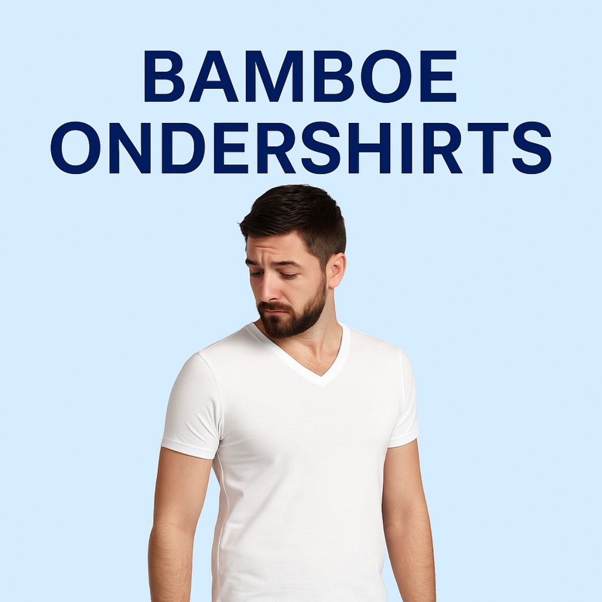 Man in wit bamboe ondershirt die tevreden glimlacht, met droge oksels – ideaal bij overmatig zweten.
